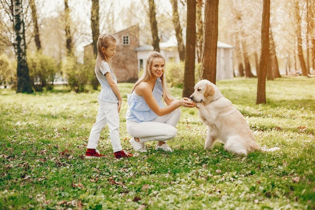 mère élégante avec fille mignonne