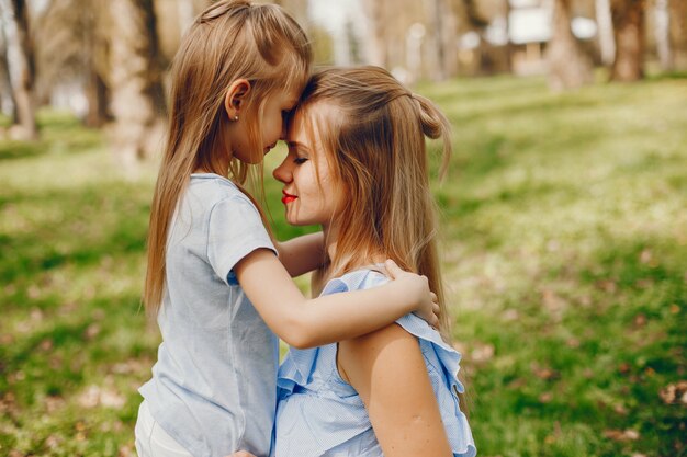 mère élégante avec fille mignonne