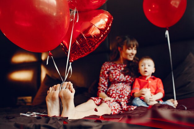 Mère élégante avec petit fils dans un lit