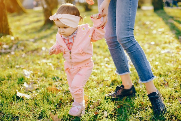 Photo gratuite mère élégante avec petite fille