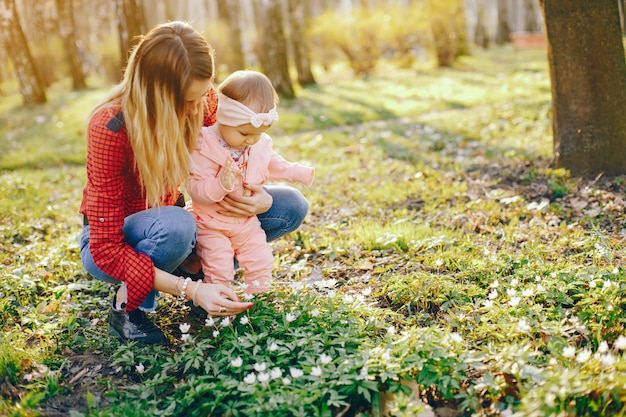 mère élégante avec petite fille