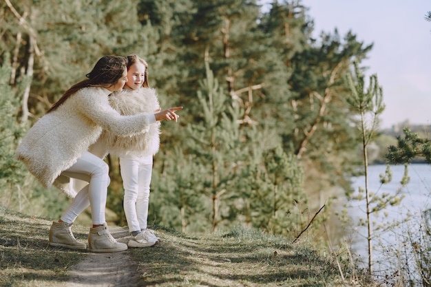 Mère élégante avec sa fille dans une forêt d'été