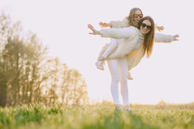 Mère élégante avec sa fille dans une forêt d'été