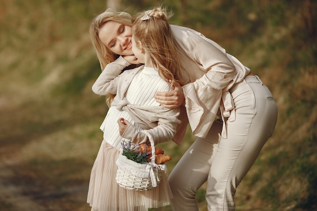 Mère élégante avec sa fille dans une forêt d'été