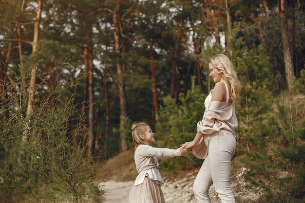 Mère élégante avec sa fille dans une forêt d'été