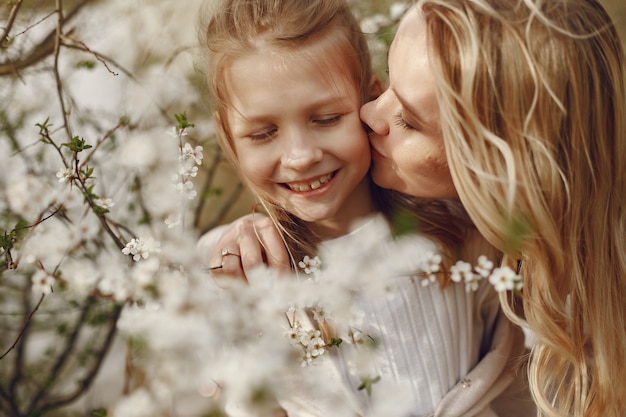 Photo gratuite mère élégante avec sa fille dans une forêt d'été