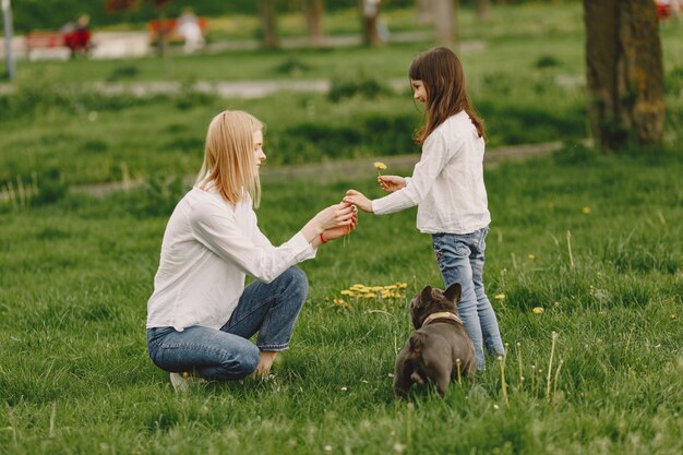 Mère élégante avec sa fille dans une forêt d'été