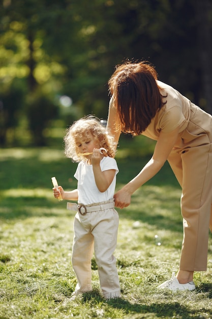 Mère élégante avec sa fille dans une forêt d'été