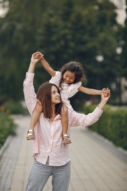 Mère élégante avec sa fille dans un parc d'été