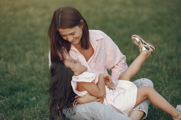 Mère élégante avec sa fille dans un parc d'été