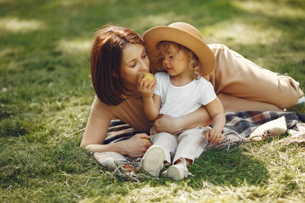 Mère élégante avec sa fille dans un parc d'été