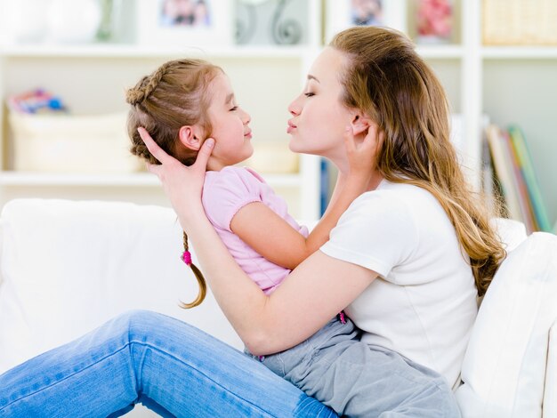 Mère embrassant sa fille