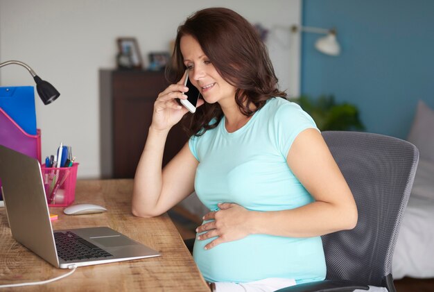 Une mère enceinte a une discussion rapide