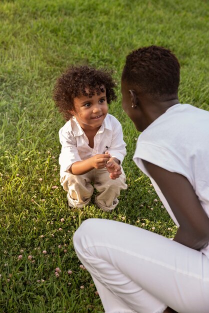 Mère et enfant à angle élevé dans la nature