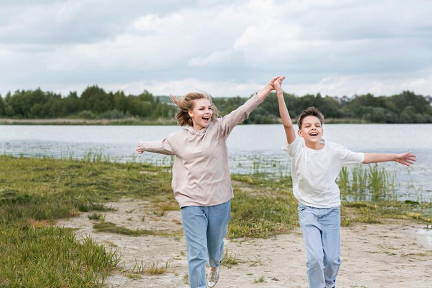 Mère enfant, courant, et, tenant mains