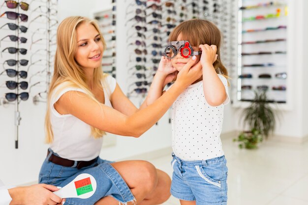 Mère et enfant à l'examen de la vue