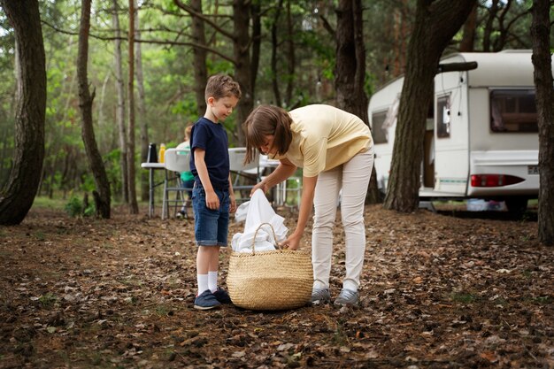 Mère et enfant faisant des corvées à plein régime