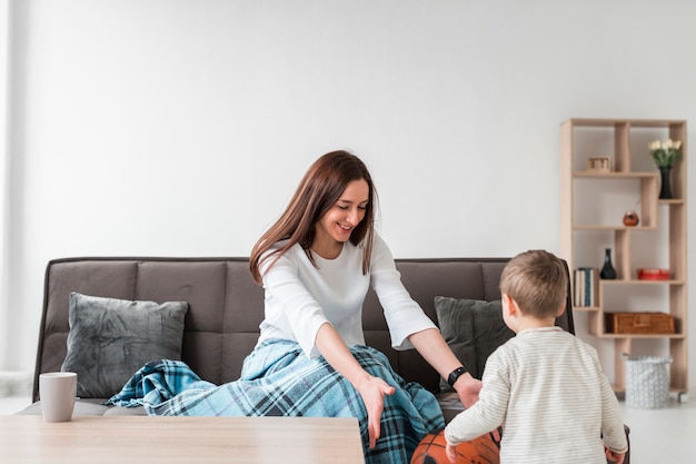 Photo gratuite mère avec enfant à la maison