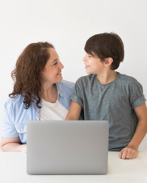 Photo gratuite mère et enfant sur ordinateur portable