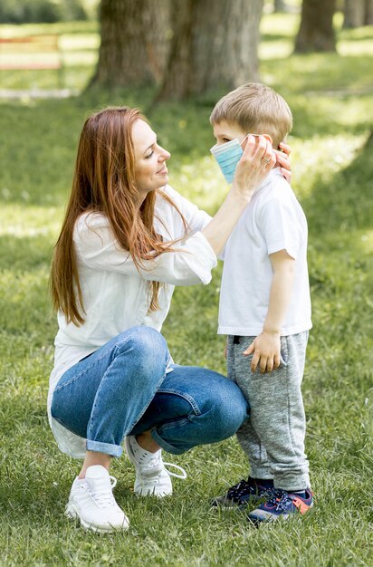 Mère enfant, porter, masque médical