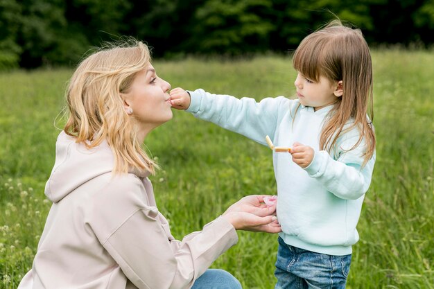 Mère et enfant prêt pour un câlin