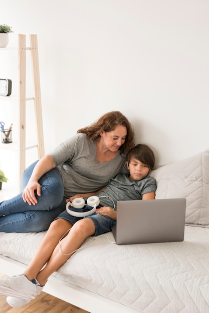 Mère enfant, regarder, ordinateur portable