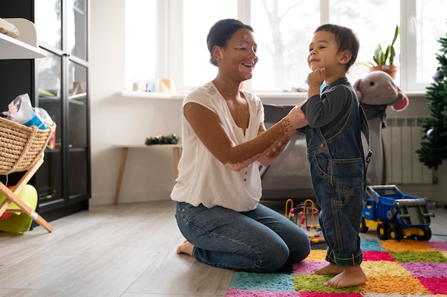 Mère et enfant s'amusant