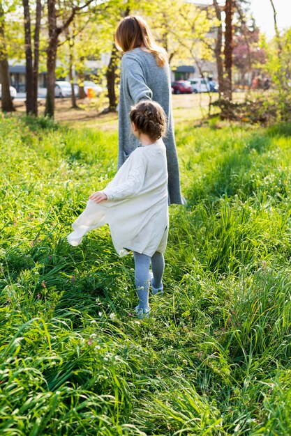 Mère enfant, tenant mains