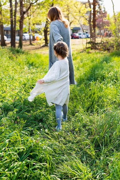 Mère enfant, tenant mains