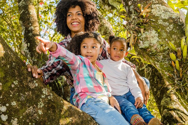 Mère avec des enfants dans un arbre