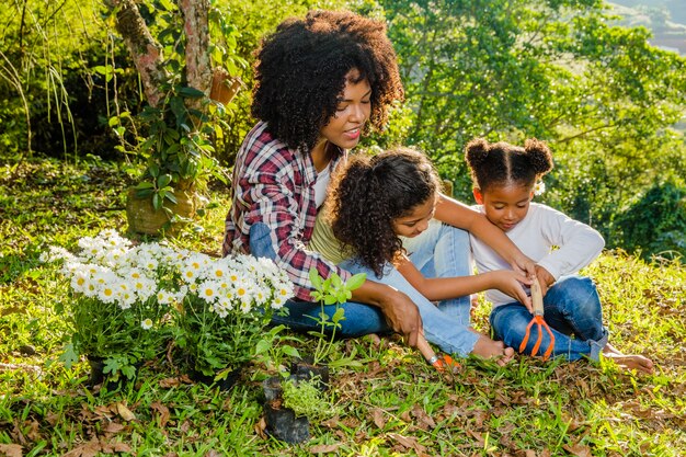 Mère avec des enfants sur l&#39;herbe