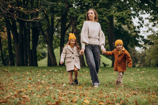 Mère avec enfants s'amusant dans le parc