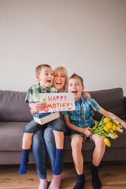 Mère et enfants avec des visages drôles le jour de la mère