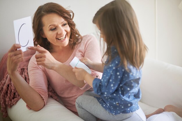 Mère enseignant les lettres à sa fille