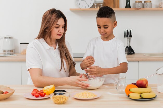 Mère, enseignement, fils, préparer, nourriture