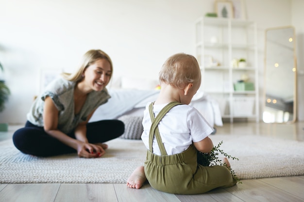 Mère expressive et son enfant posant