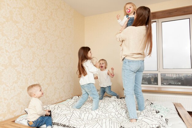 Photo gratuite mère à faible angle avec les enfants