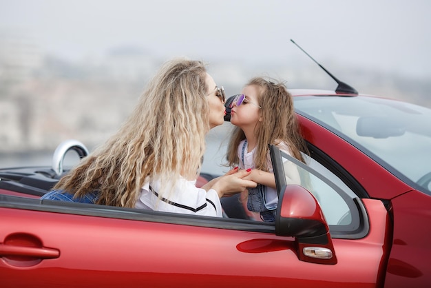 Mère De Famille Et Enfant En Voiture Avant Le Voyage