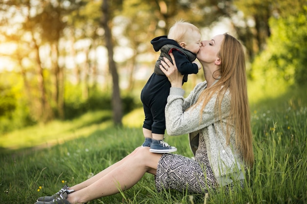 Mère famille jeune femme heureuse