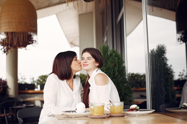 Mère et fille adulte assise dans un café