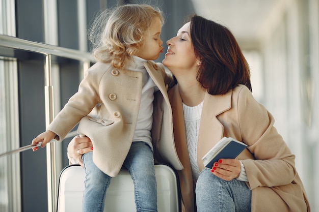 Mère et fille à l'aéroport