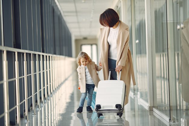 Mère et fille à l'aéroport