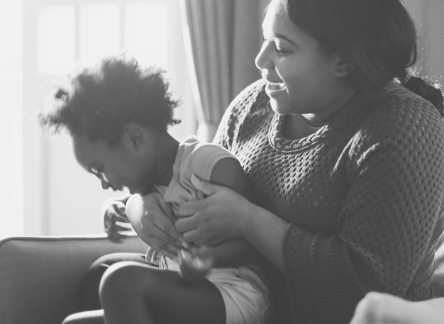 Mère et fille africaines s'amusant ensemble