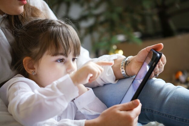 Mère et fille à l'aide de tablette