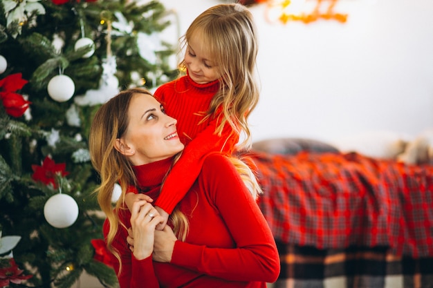 Mère, fille, arbre noël