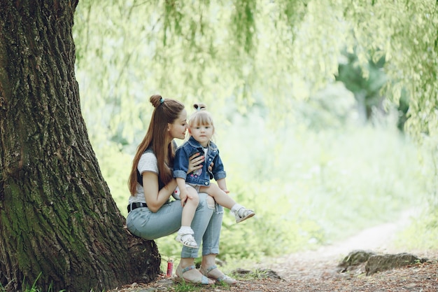 Mère et fille assise sur un arbre