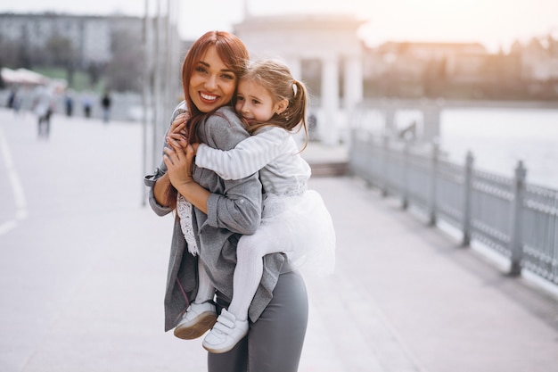 Mère et fille au bord du lac