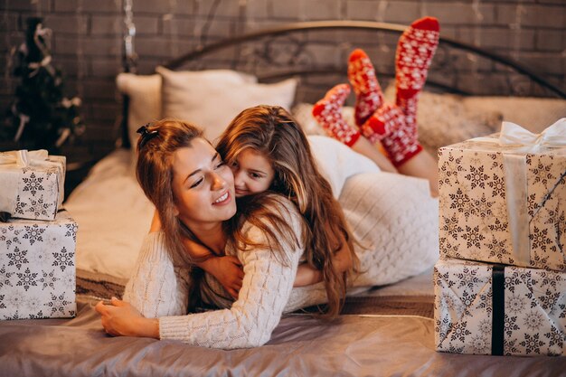 Mère avec fille au lit à Noël