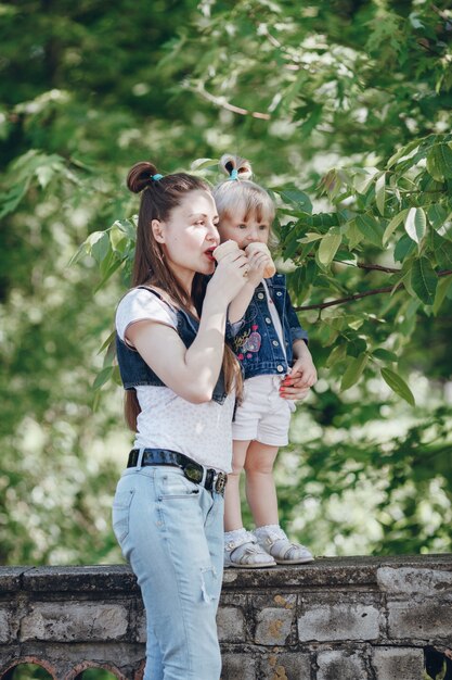 Mère et fille ayant une crème glacée ensemble