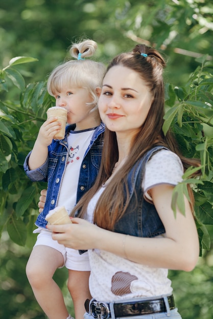 Mère et fille ayant une crème glacée ensemble